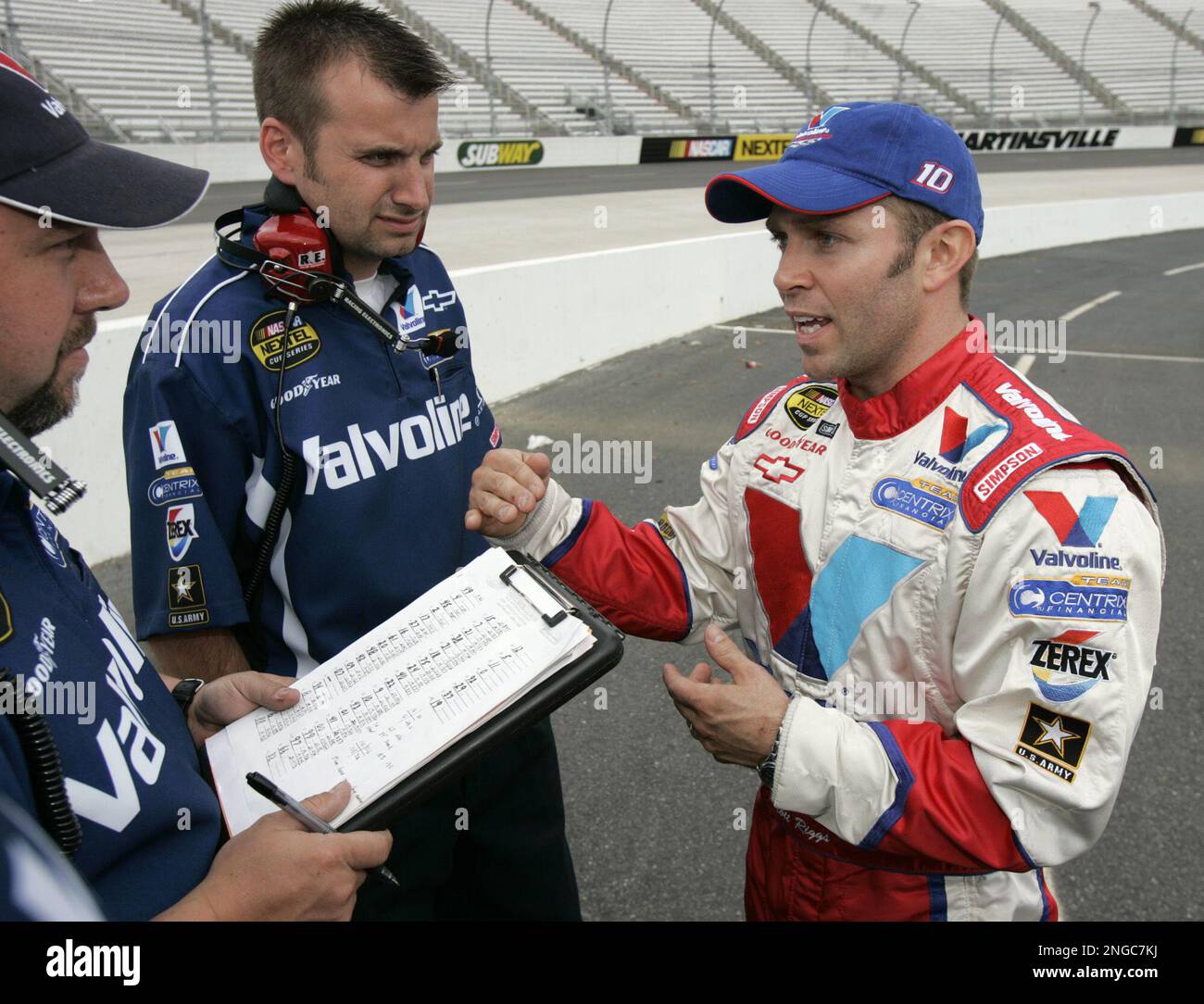 Scott Riggs, right, talks to car chief Rodney Childers, center, and
