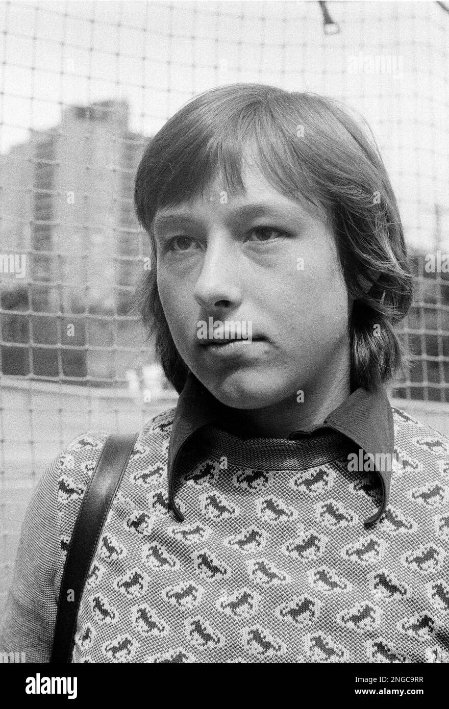 martina-navratilova-poses-for-the-camera-in-forest-hills-ny-sunday-sept-7-1975-at-the-scene-of-the-us-tennis-championships-the-19-year-old-czech-tennis-star-has-asked-for-asylum-in-the-us-and-has-been-granted-a-temporary-stay-ap-photodave-pickoff-2NGC9RR.jpg