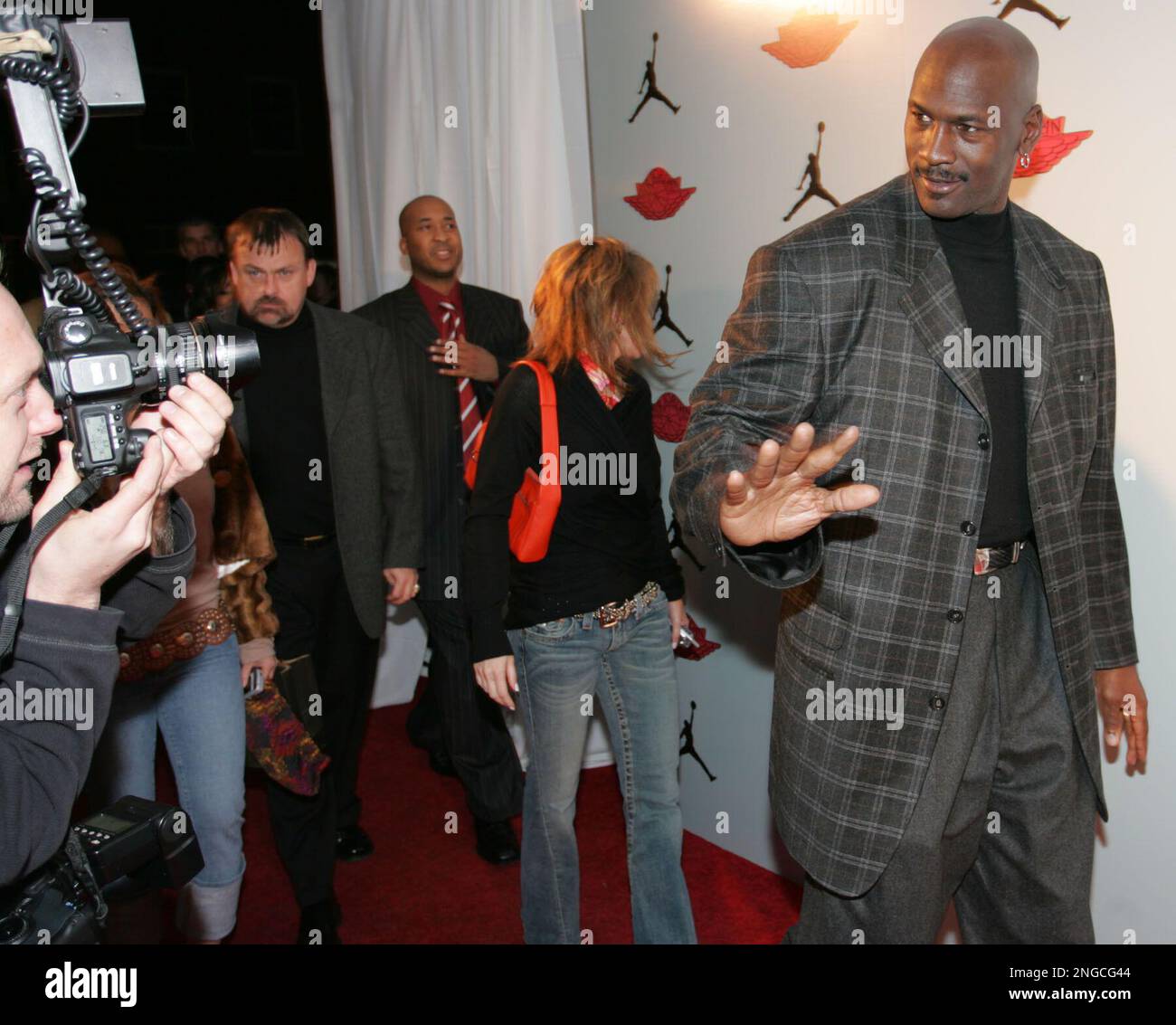 4/27 Today'sHERO 田宮裕涼 Former NBA star Michael Jordan, right, waves to