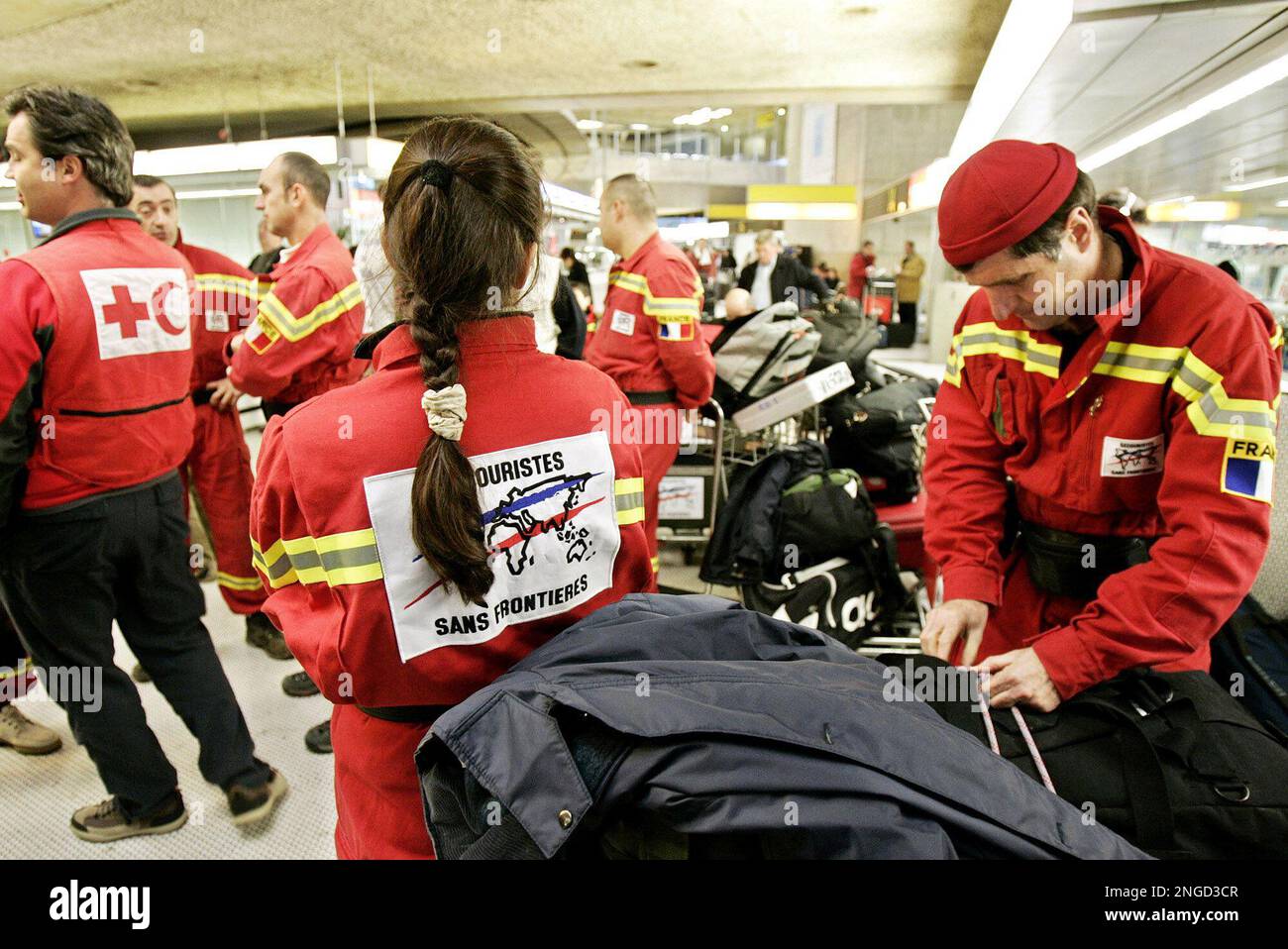 Members of rescue teams of the Red Cross and 'Rescuers without Borders ...