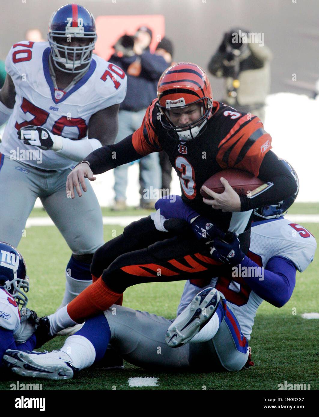 Oakland, California, USA. 14th Sep, 2003. Cincinnati Bengals quarterback Jon  Kitna (3) on Sunday, September 14, 2003, in Oakland, California. The  Raiders defeated the Bengals 23-20. Credit: Al Golub/ZUMA Wire/Alamy Live  News