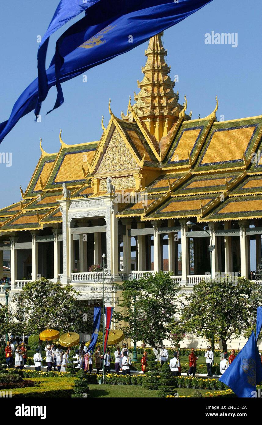 Combodian First Ruler Cambodian Royal courtiers line up for the procession to bring King ...