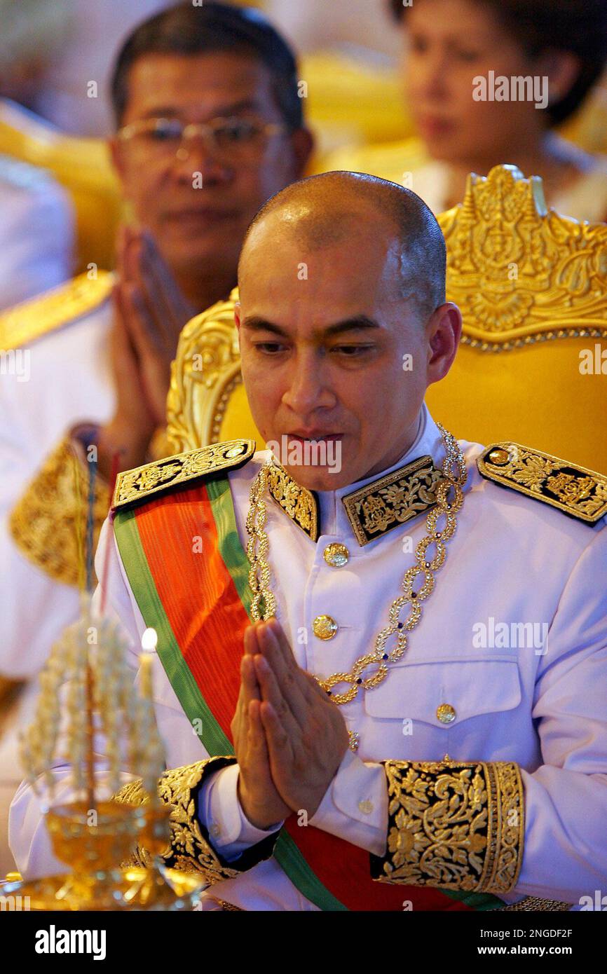 Cambodian King Norodom Sihamoni offers respect as Prime Minister Hun ...