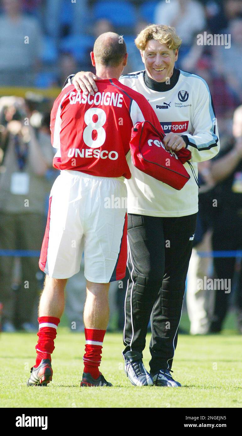 Der Englische Fussballer Paul Gascoigne Aus Manchester, Links, Und Der