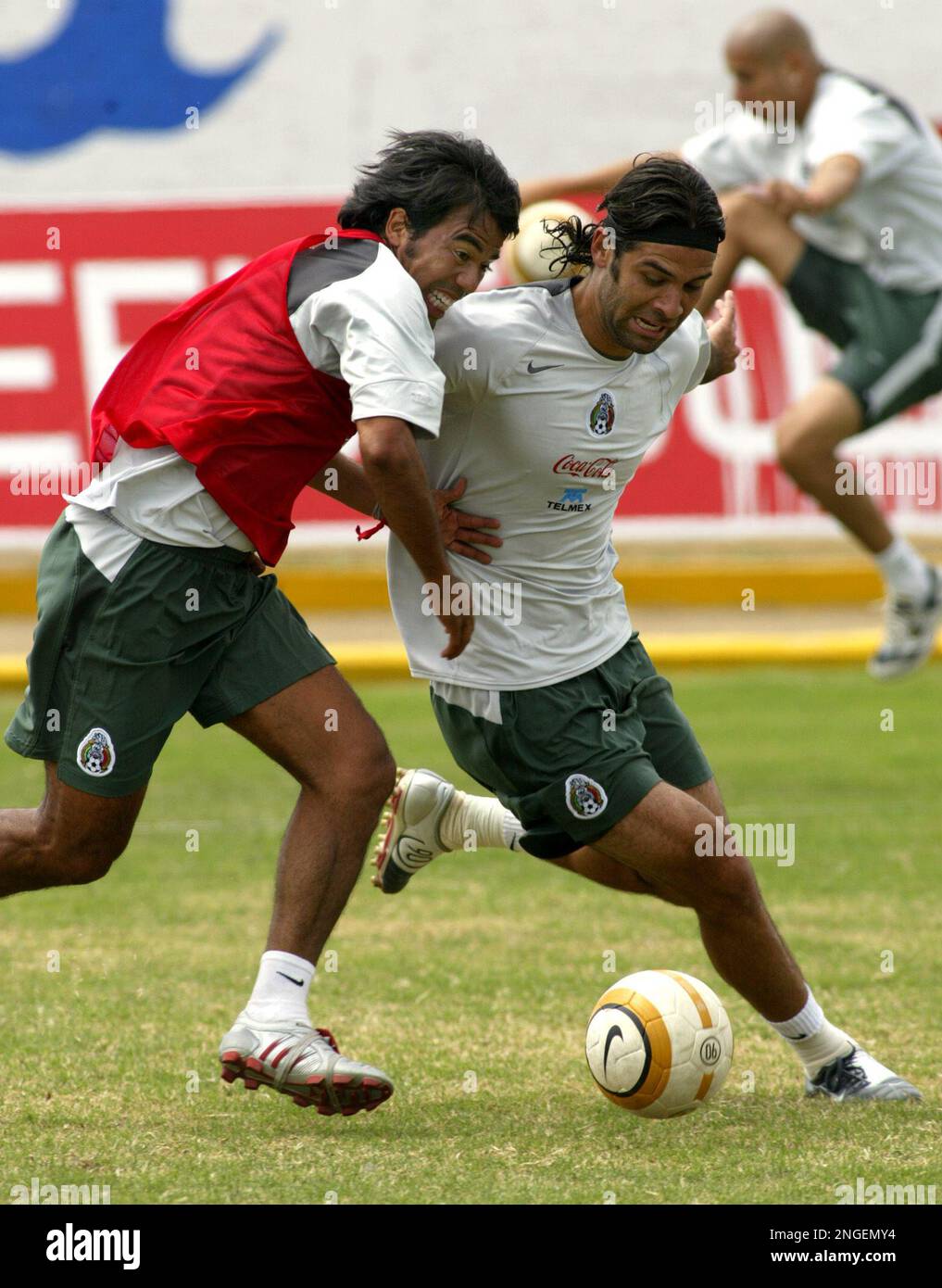 クラブアメリカ 2004-05 P.PARDO メキシコ代表　パベル・パルド Mexico's Pavel Pardo, left, fight for the ball with Rafael Marquez