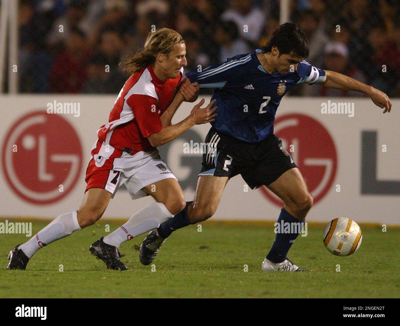 Alan Benítez of Paraguay competes for the ball with Edinson Cavani