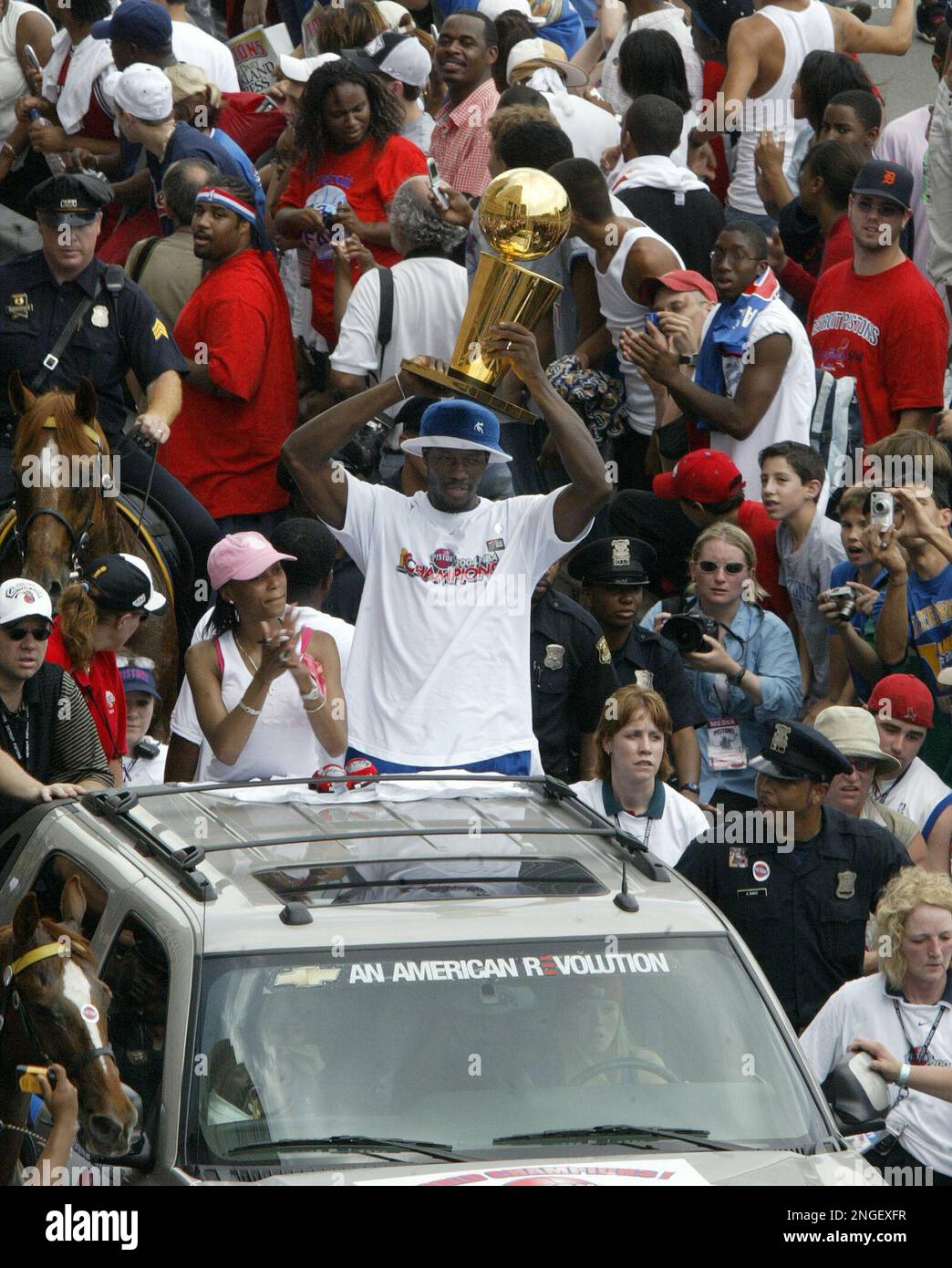 detroit-pistons-ben-wallace-raises-the-2004-nba-championship-trophy