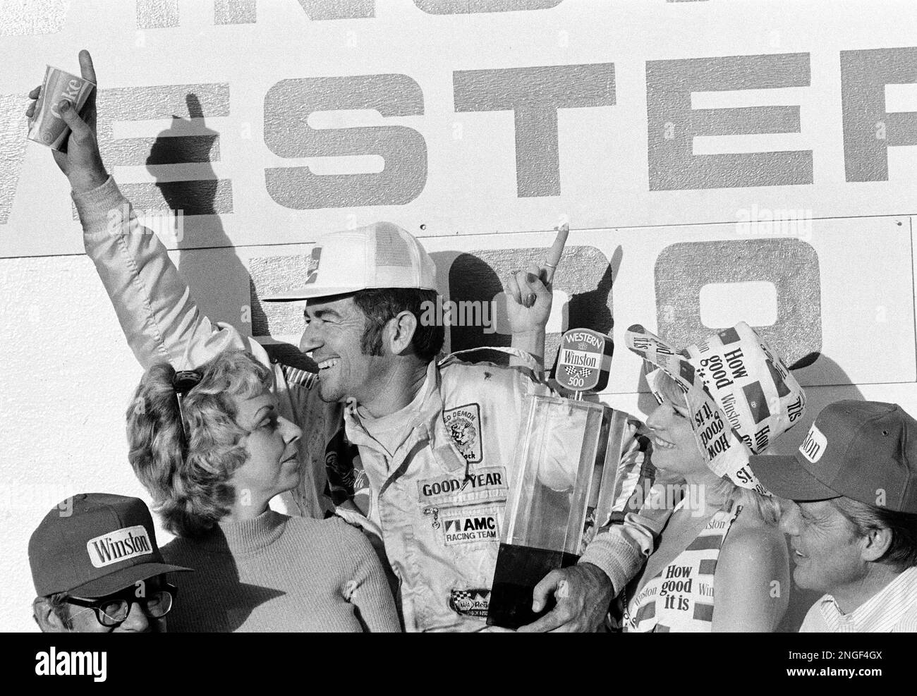 Bob Allison of Hueytown, Ala, waves to the crowd after accepting trophy ...