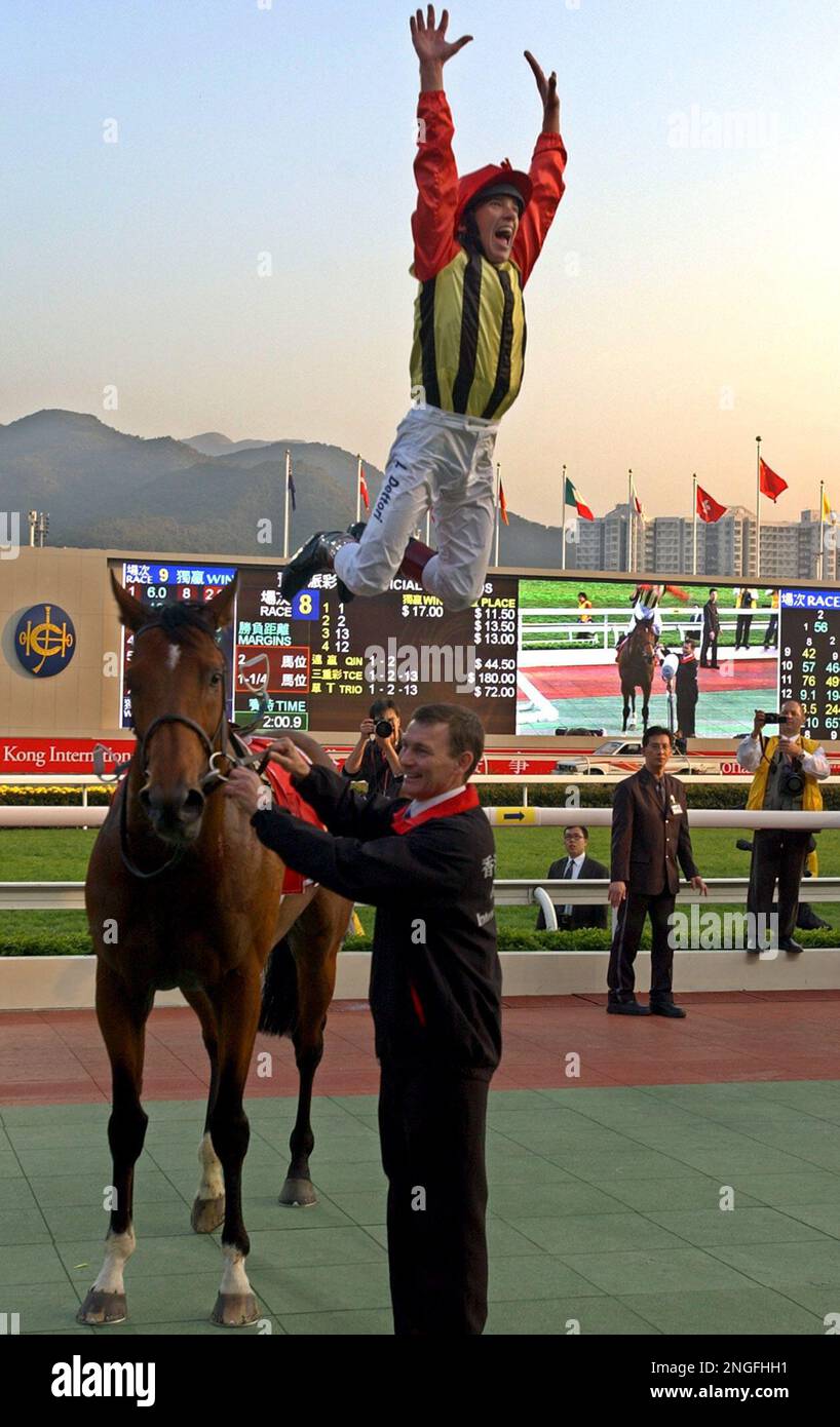 Italian jockey Frankie Dettori jumps off British horse Falbrav after ...