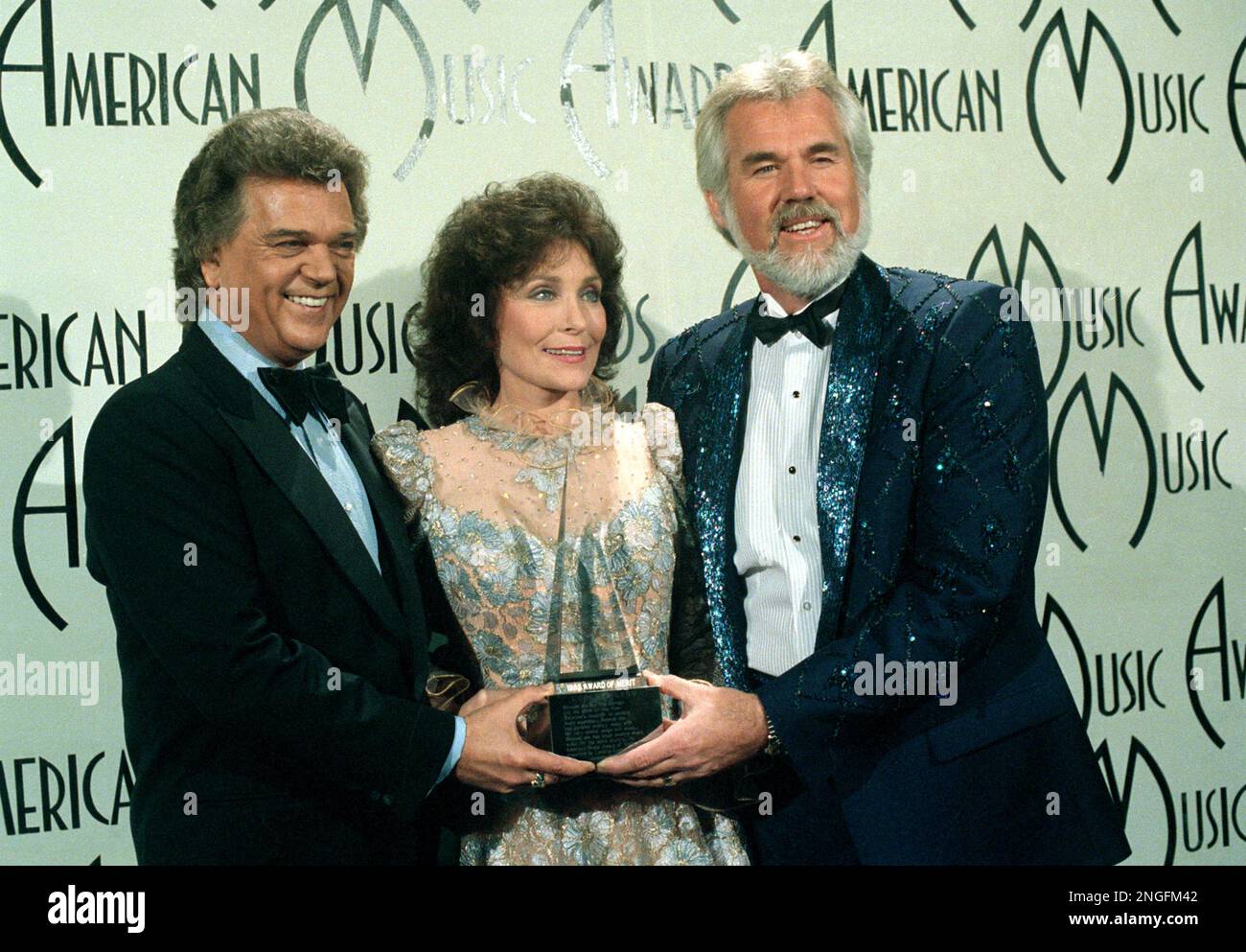 Country music singers Loretta Lynn, center, Conway Twitty, left and ...