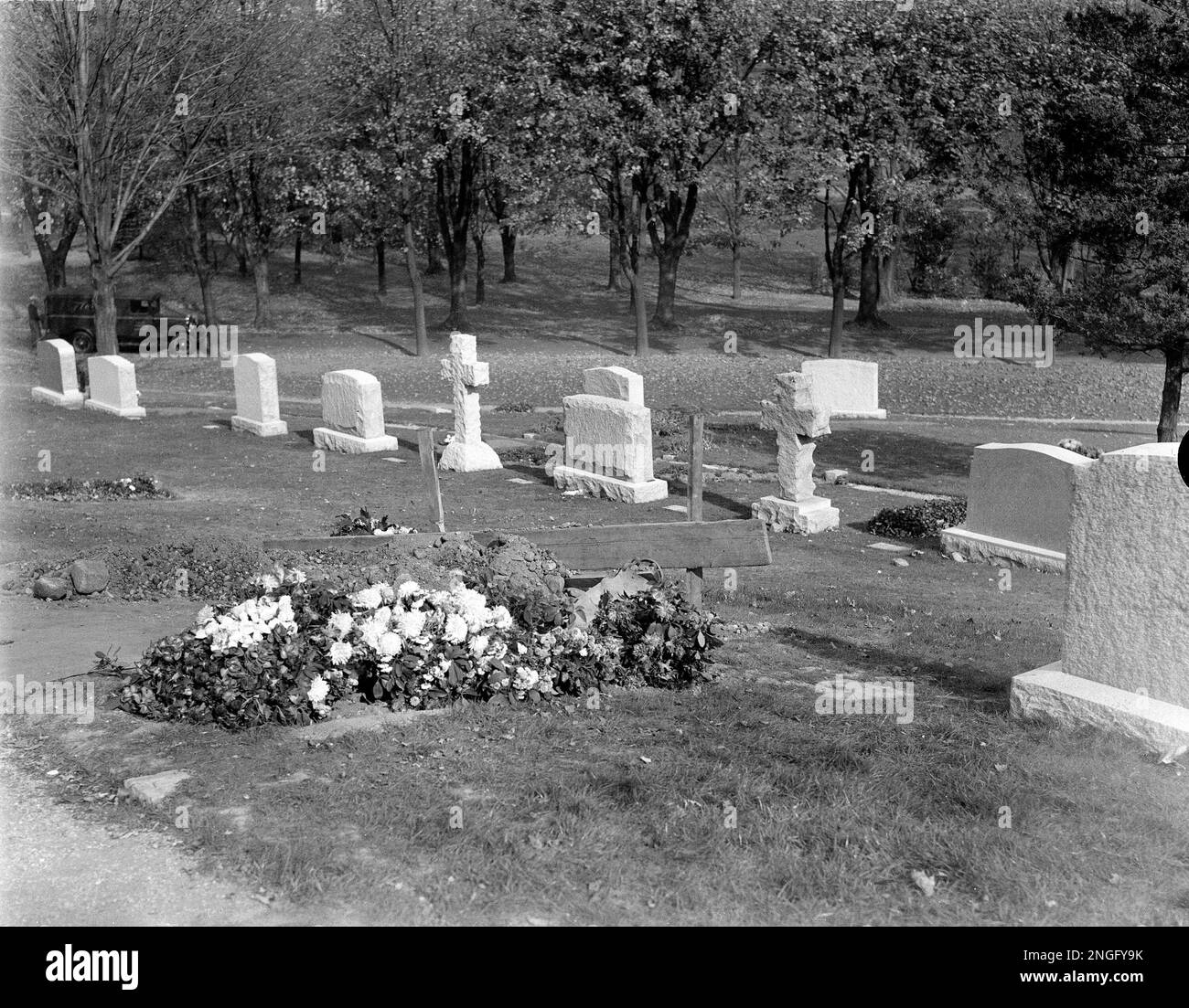 the-grave-of-mobster-arthur-dutch-schultz-flegenheimer-is-covered