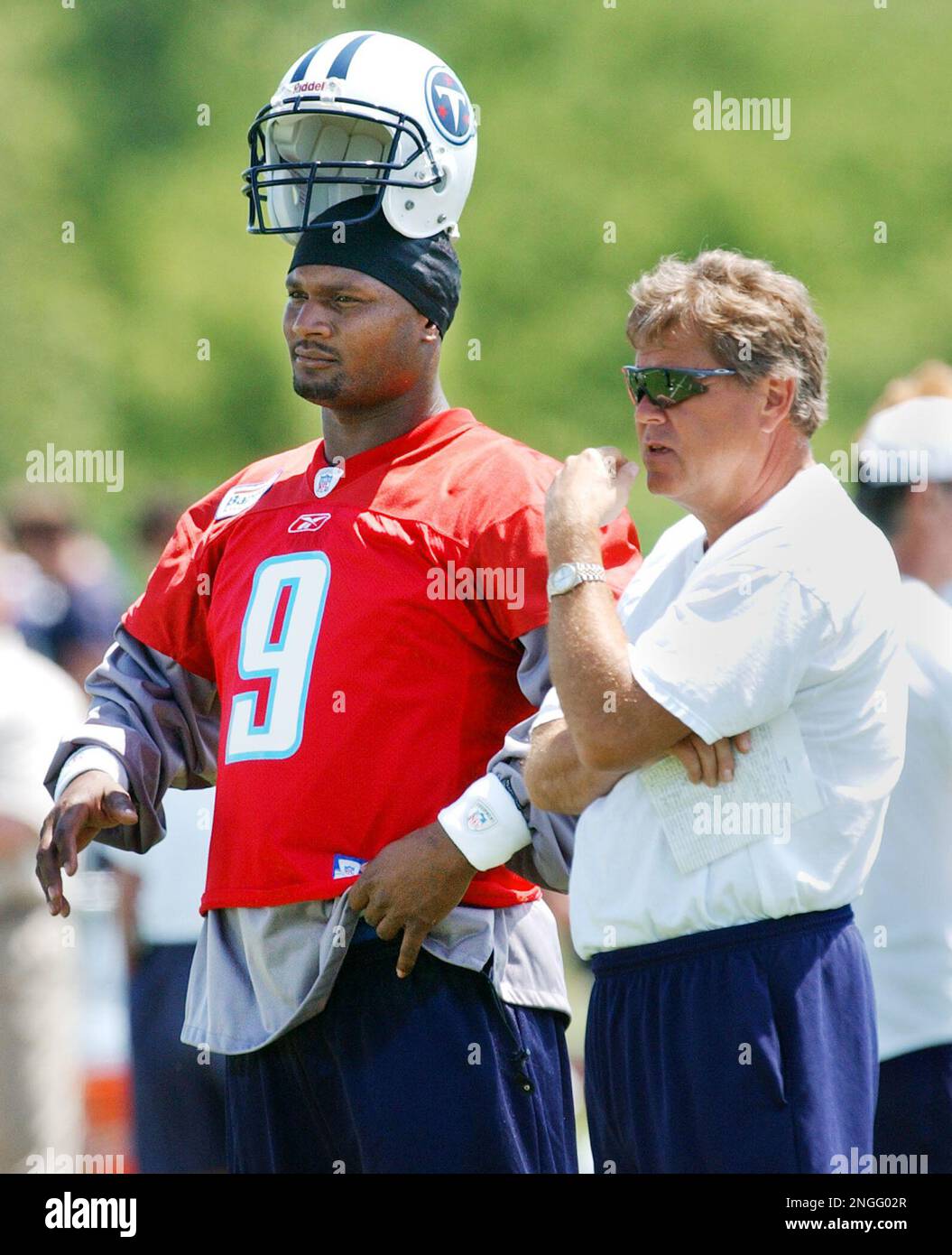Mike Emeringer Tennessee Titans quarterback Steve McNair (9) and offensive coordinator ...