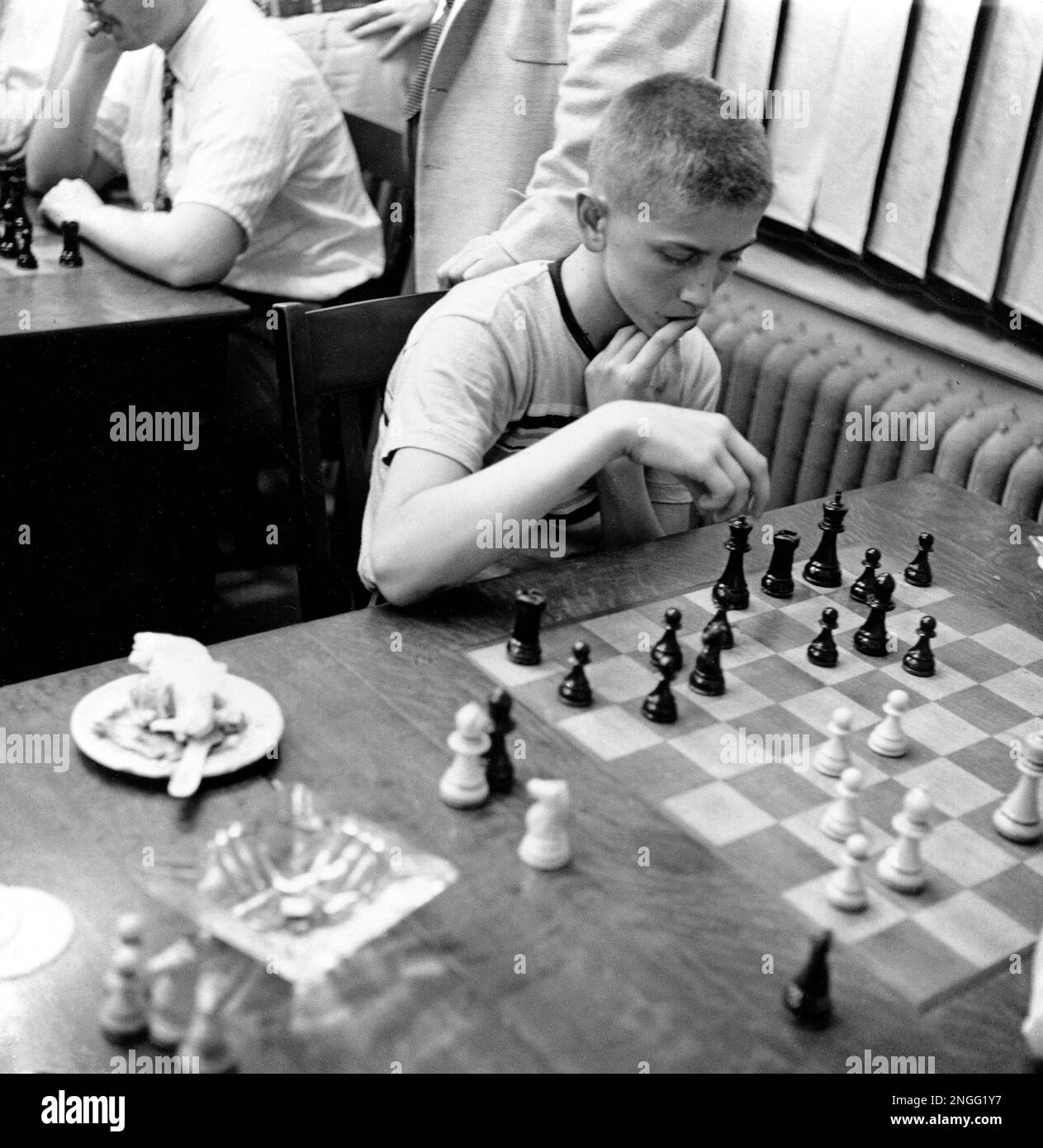 Fifteen-year-old chess star Bobby Fischer of Brooklyn, N.Y., is seen, Sept.  16, 1958 Stock Photo - Alamy