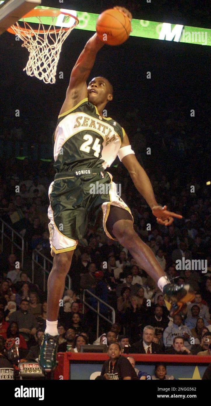 月刊DUNK SHOOT 06 2003.JUN Seattle Supersonics Desmond Mason (24) goes up for two in