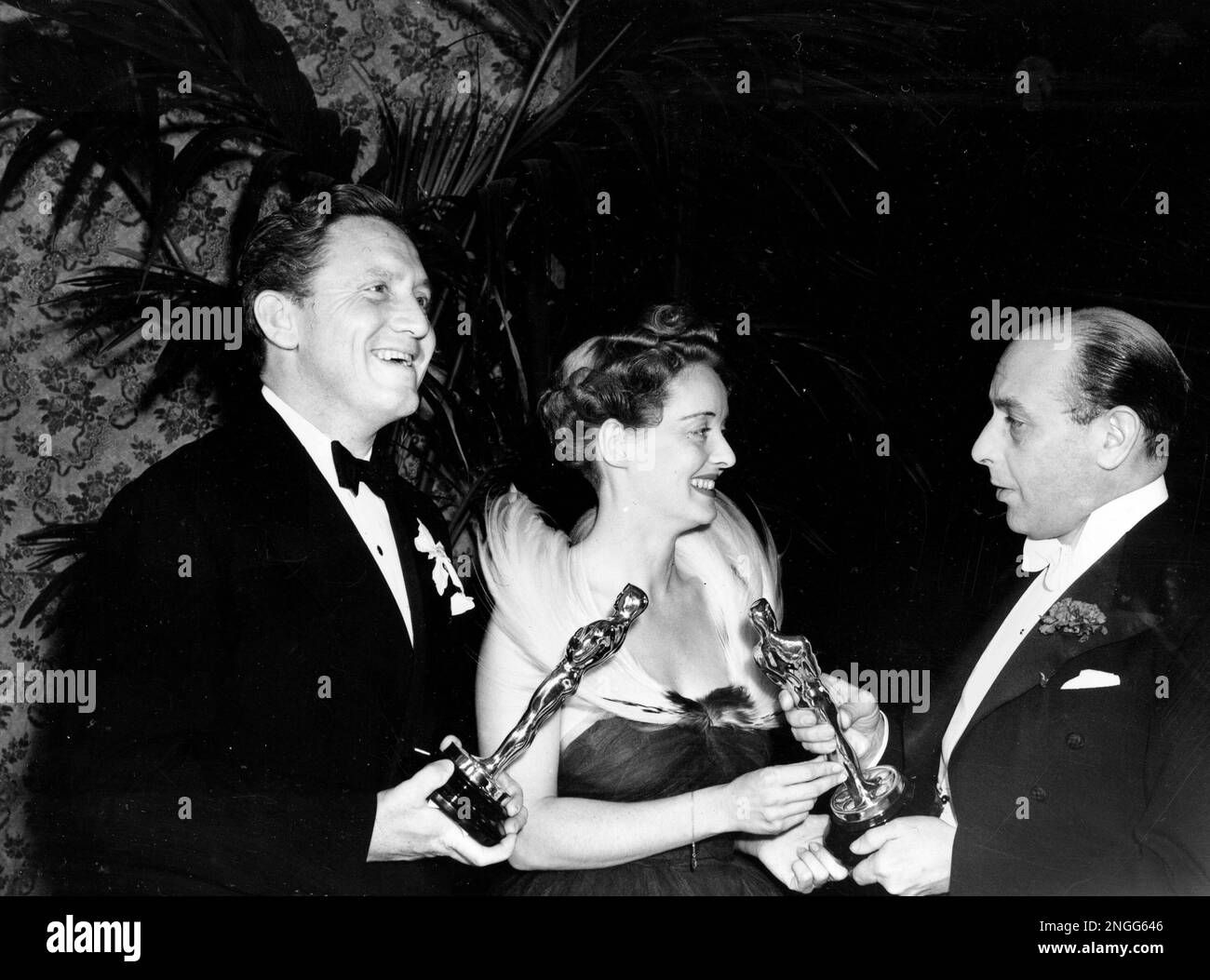 british-actor-sir-cedric-hardwicke-right-presents-the-oscar-to-bette