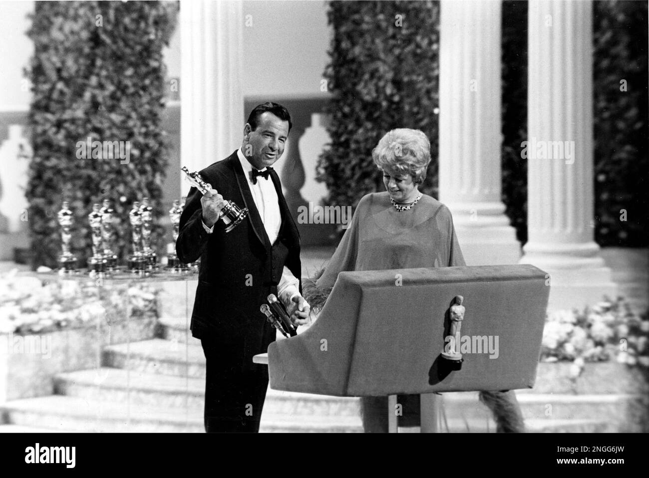 walter-matthau-accepts-his-oscar-from-presenter-shelley-winters-on