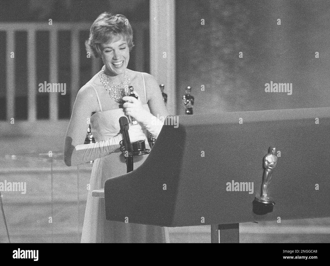 Julie Andrews accepts the Oscar for best actress at the 37th annual(02)