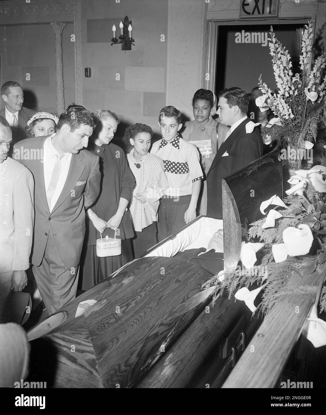 Some of the more than 500 persons who came to view the body of John