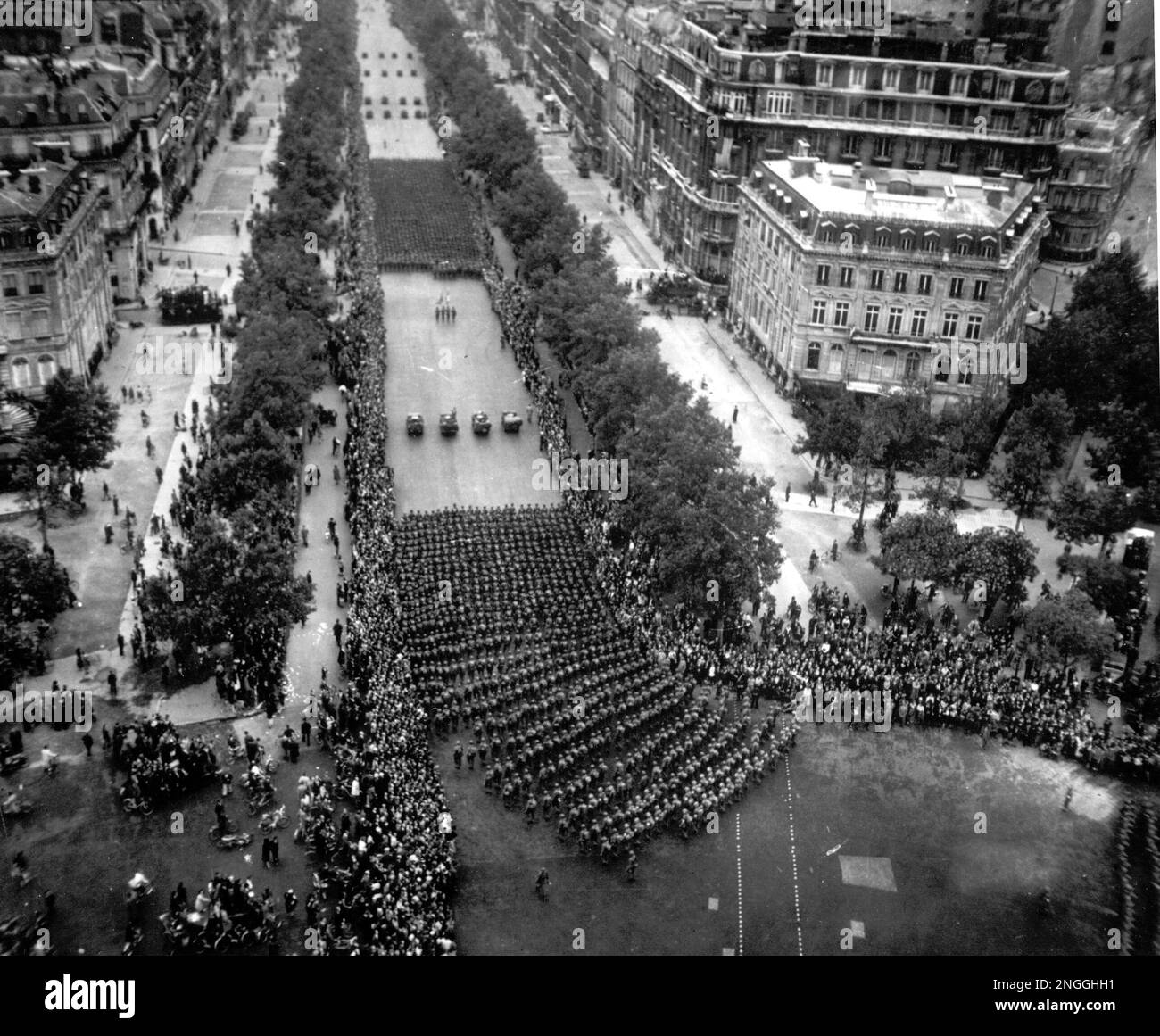 Parisians line up the Champs Elysees to salute the 28th U S Infantry