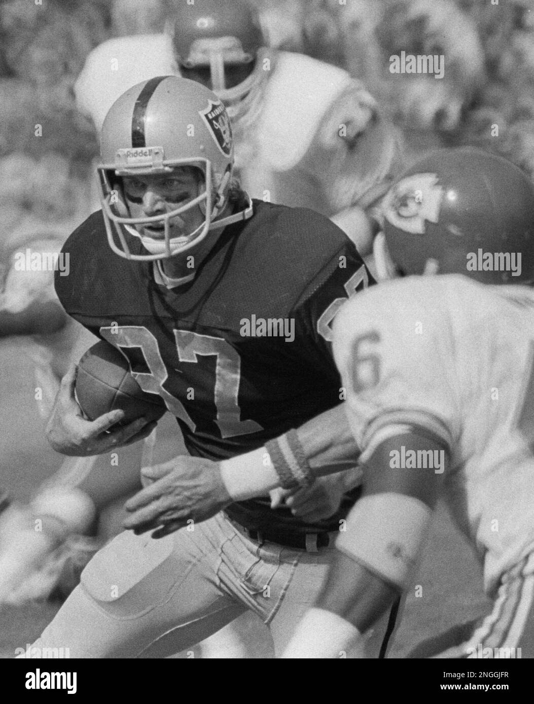 Oakland Raiders tight end Dave Casper, left, carries the ball