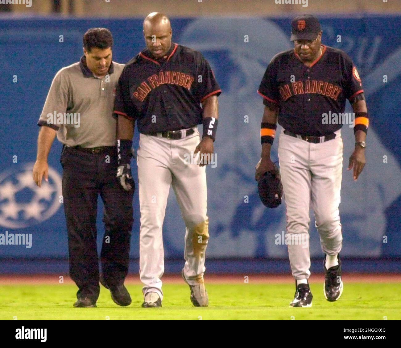 San Francisco Giants left fielder Barry Bonds warmups in the third