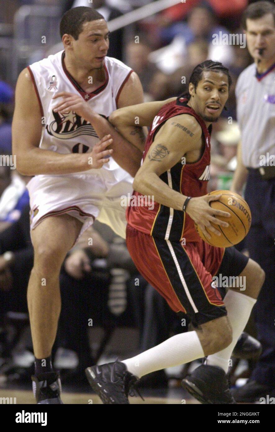 Atlanta Hawks' Jamal Crawford (11) drives to the basket as Miami Heat's  Eddie House, right, defends during an NBA basketball game in Miami,  Tuesday, Jan. 18, 2011. (AP Photo/Lynne Sladky Stock Photo - Alamy