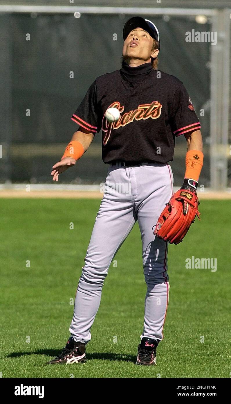 San Francisco Giants' Tsuyoshi Shinjo loses sight of a fly ball in
