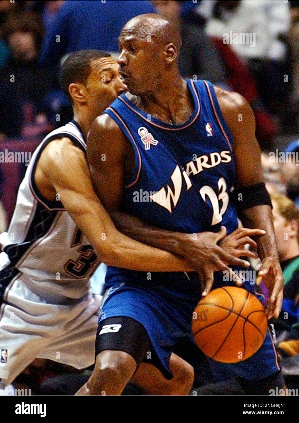 New Jersey Nets Kerry Kittles left reaches around Washington