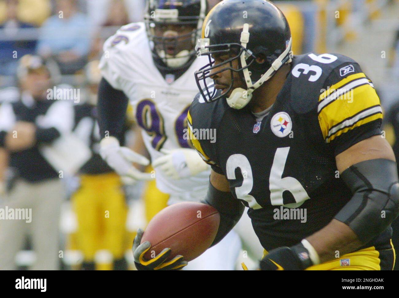 Pittsburgh Steelers' Jerome Bettis gets past Baltimore Ravens' Adalius  Thomas in the first half in Pittsburgh, Sunday, Nov. 4, 2001. (AP  Photo/Gary Tramontina Stock Photo - Alamy