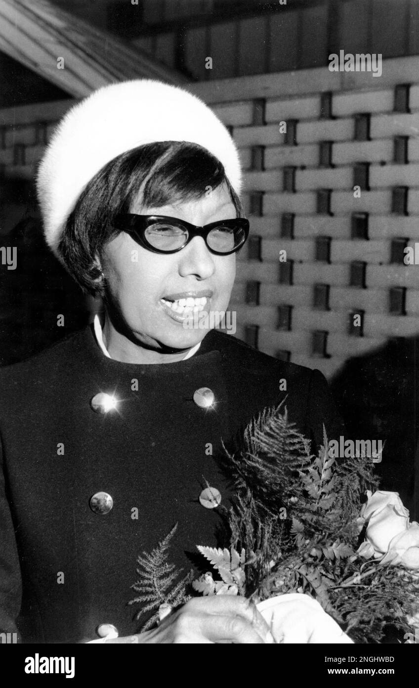 Dancer and singer Josephine Baker, 61, arrives from Paris at JFK ...