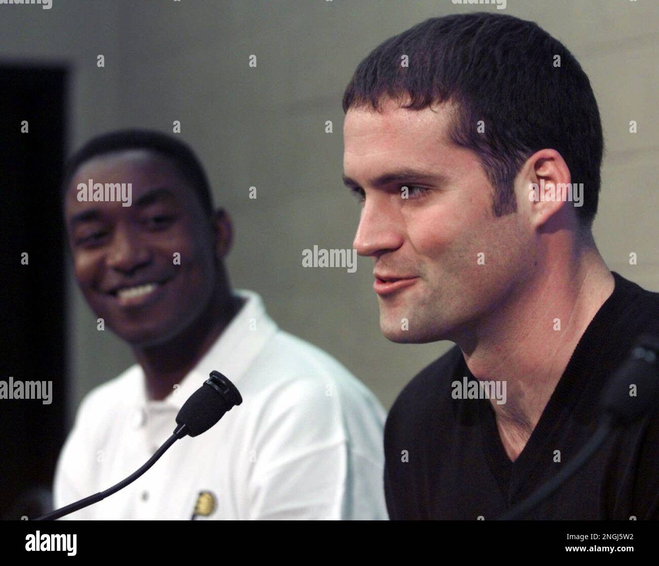 Indiana Pacers coach Isiah Thomas, left, smiles as Austin Croshere talks about his new contract with the team during an announcement in Indianapolis, Wednesday, Aug. 2, 2000. The team also announced the signing of Jalen Rose. (AP Photo/Michael Conroy) Stock Photo