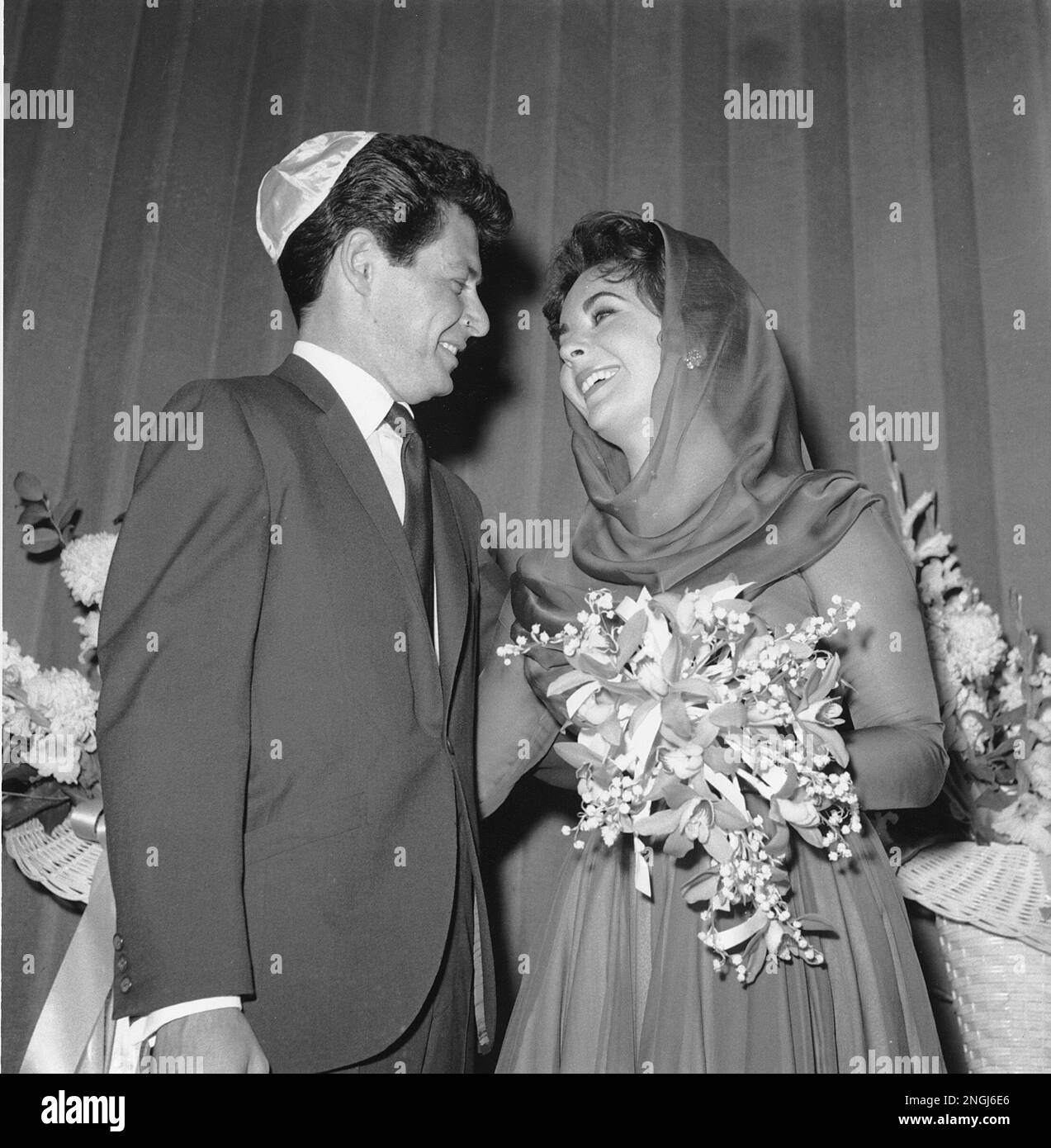 Elizabeth Taylor and Eddie Fisher are photographed after their wedding  ceremony at Temple Beth Sholom, a Jewish synagogue in Las Vegas, Nevada, on  May 12, 1959. (AP Photo Stock Photo - Alamy