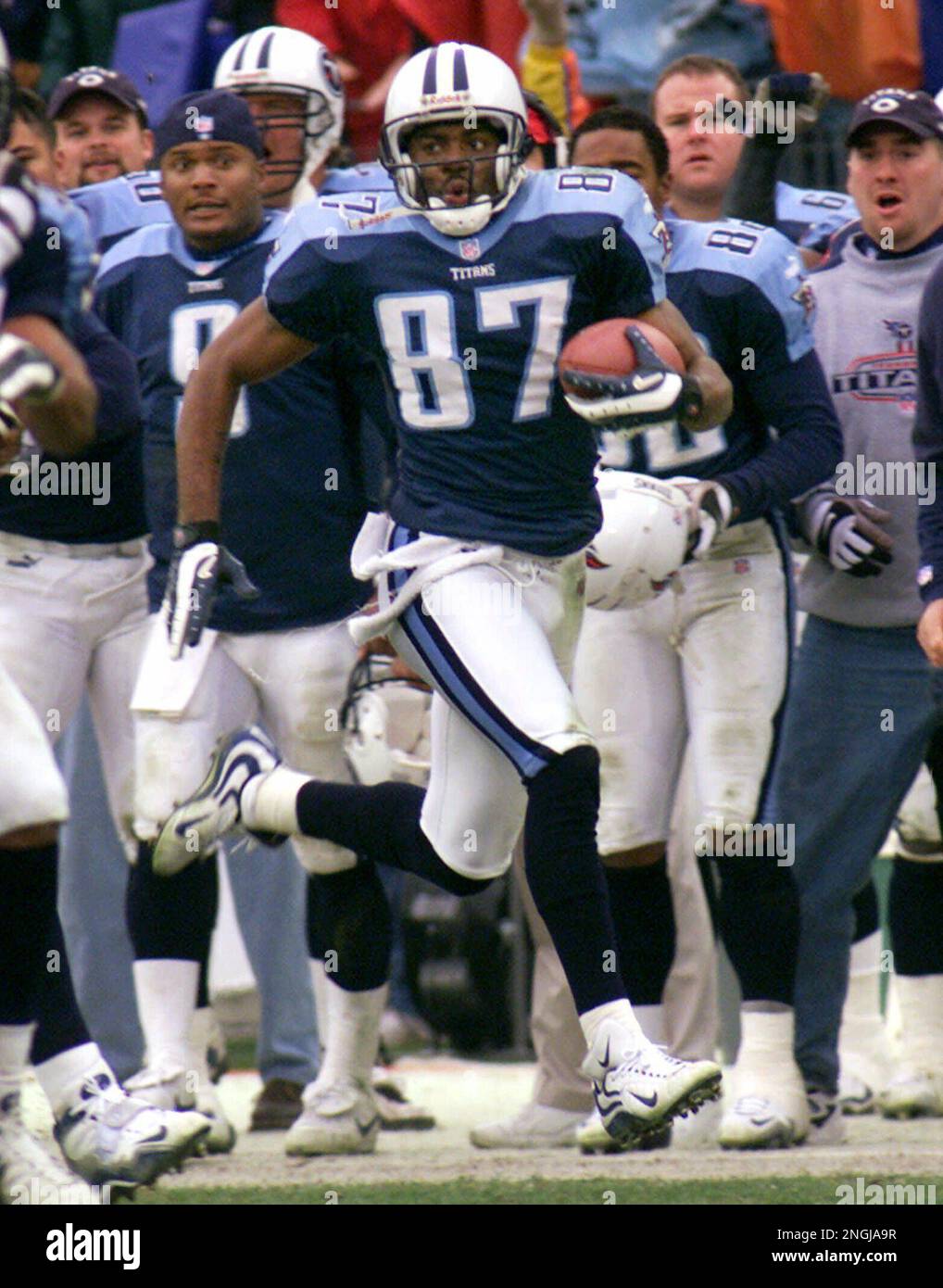 Tennessee Titans wide receiver Kevin Dyson takes a kickoff return