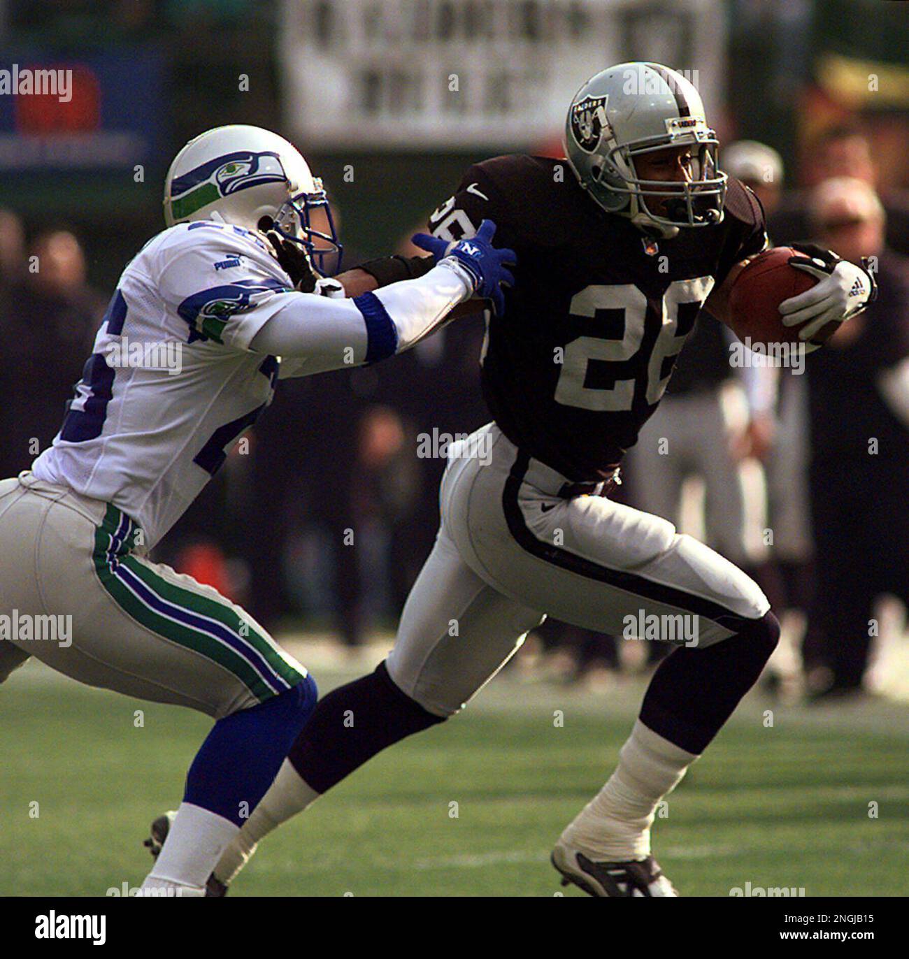 RAIDERS KAUFMAN 3-C-09DEC99-SP-MAC Oakland Raiders V. Tennessee Titans.  Raiders 72- Lincoln Kennedy leads the way for running back 26- Napoleon  Kaufman on a sweep. by Michael Macor/The Chronicle (MICHAEL MACOR/San  Francisco Chronicle