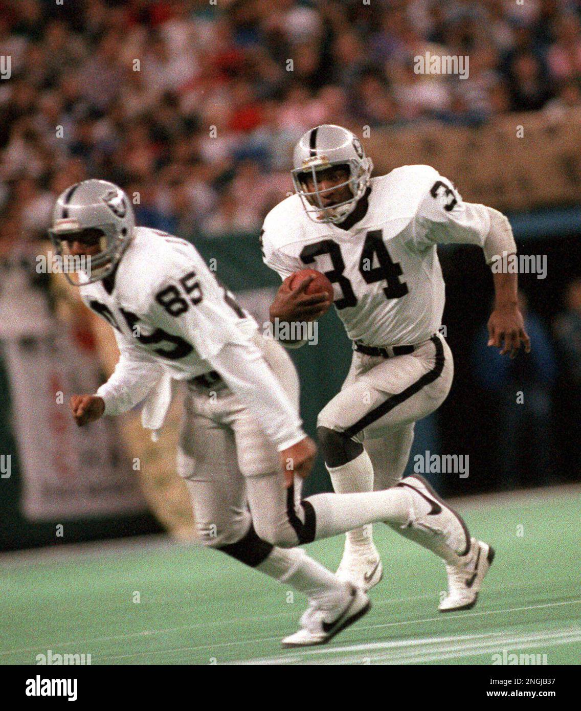 Los Angeles Raiders Bo Jackson (34) follows Dokie Williams (85