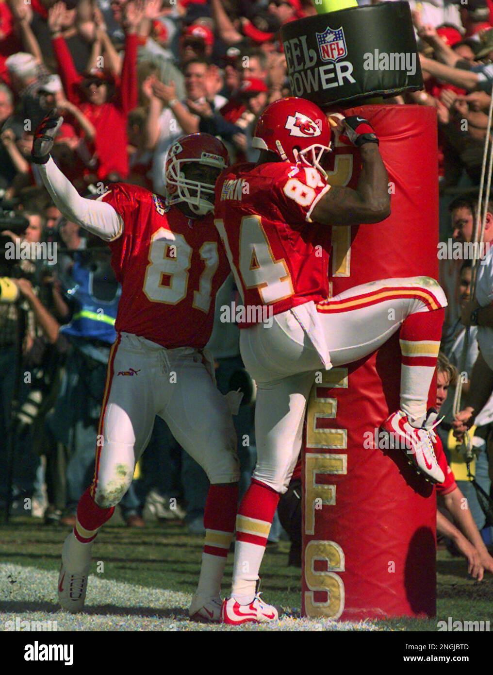 Kansas City Chiefs wide receiver Joe Horn (84) hugs the field goal