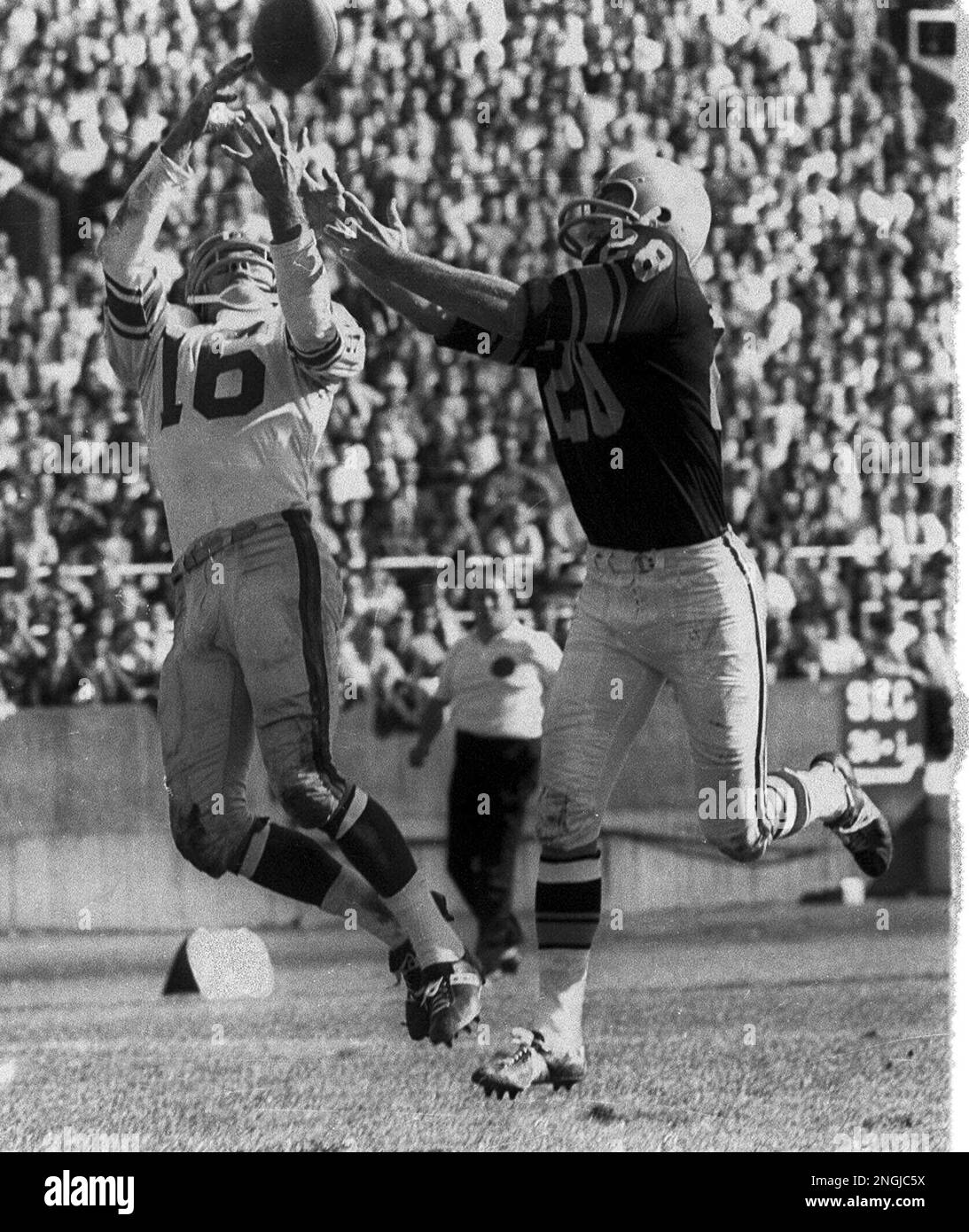 New York Giants' flanker back Frank Gifford (16) snares a pass during game  against the Pittsburgh Steelers at Yankee Stadium, Dec. 15, 1963. (AP Photo  Stock Photo - Alamy