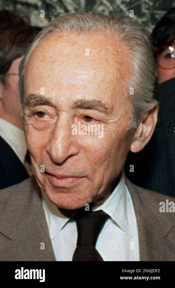 Art dealer Leo Castelli is shown in New York City in December 1987. Castelli, who became one of the world's most influential art dealers by fostering the careers of such painters as Robert Rauschenberg and Jasper Johns, died Sunday, Aug. 22, 1999. He was 91. (AP Photo/Mario Cabrera) Stock Photo