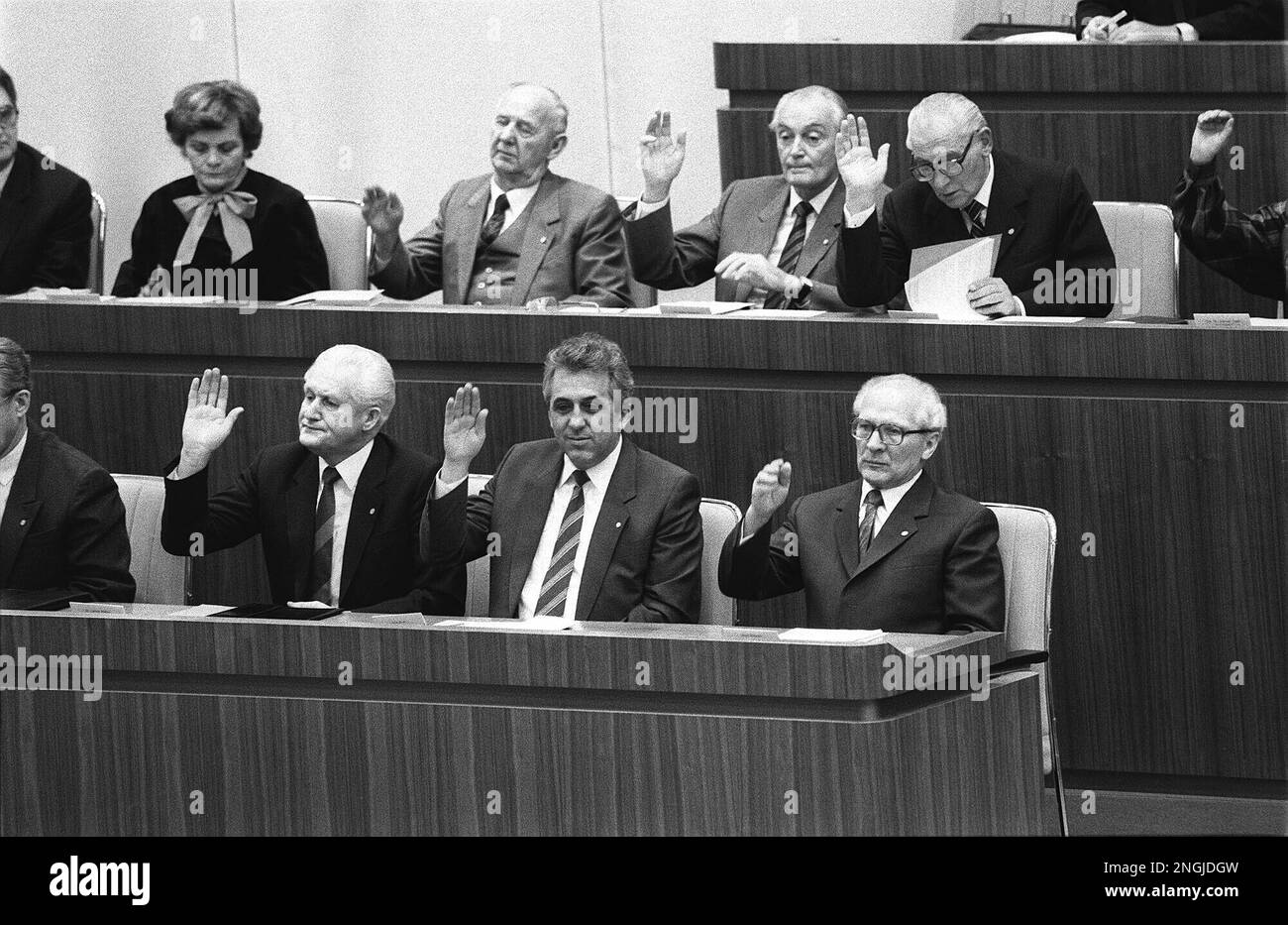TAGUNG DER DDR VOLKSKAMMER IN OSTBERLIN DDR Staats Und Parteichef tagung-der-ddr-volkskammer-in-ostberlin-ddr-staats-und-parteichef