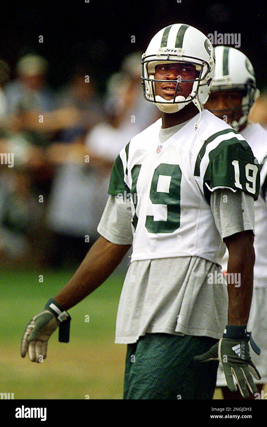 New York Jets' Keyshawn Johnson watches a play during Jets training camp in  Hempstead, N.Y., Friday, Aug. 19, 1999. (AP Photo/Ed Betz Stock Photo -  Alamy
