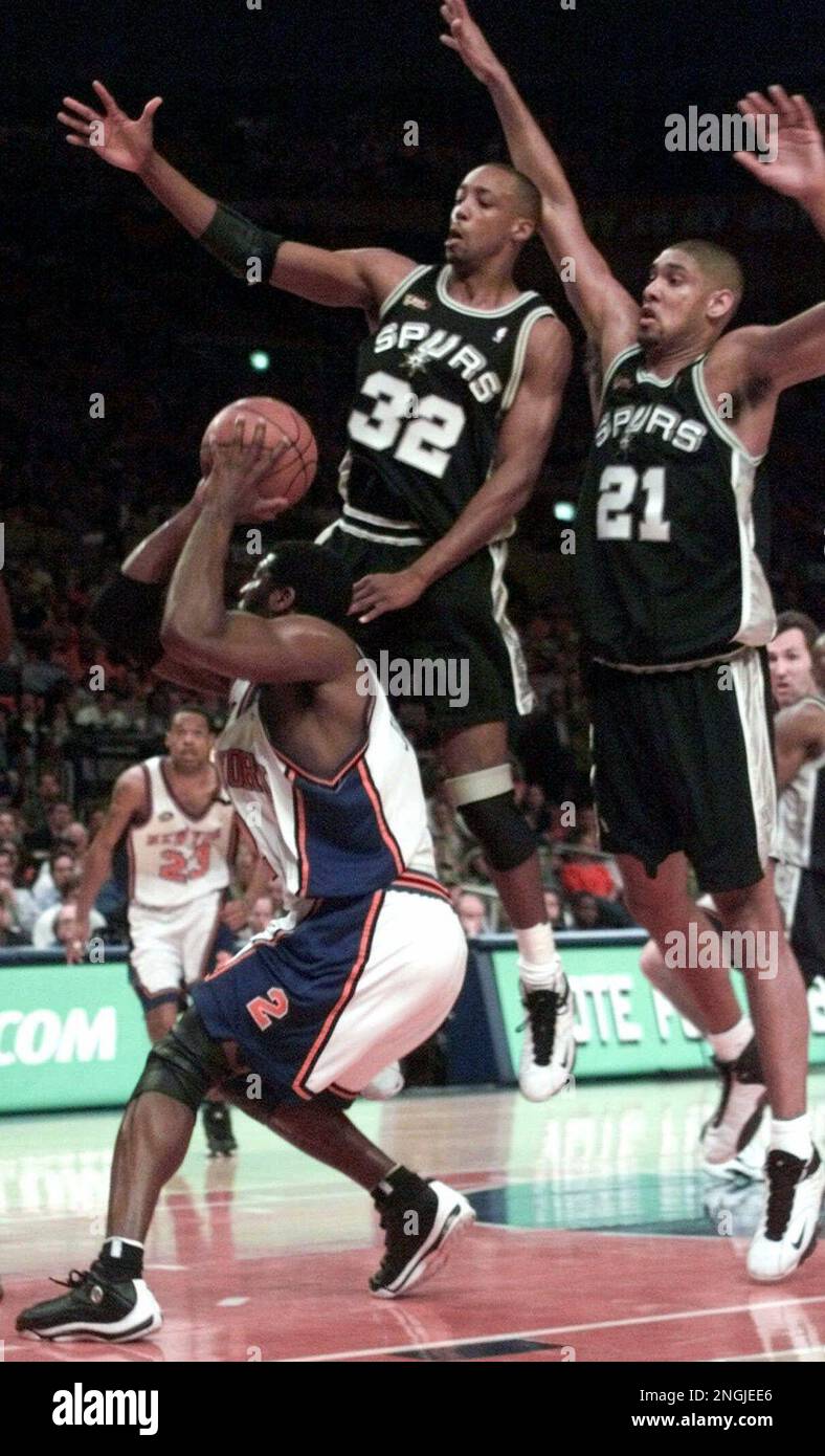 New York Knicks' Larry Houston (2) looks to shoot as San Antonio