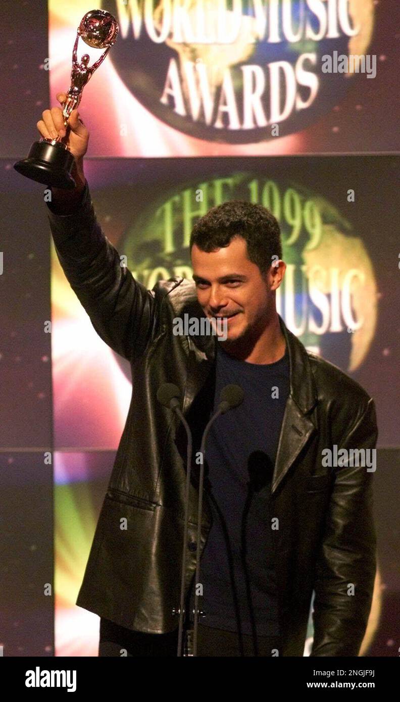 Spanish singer Alejandro Sanz raises the award for the World's best