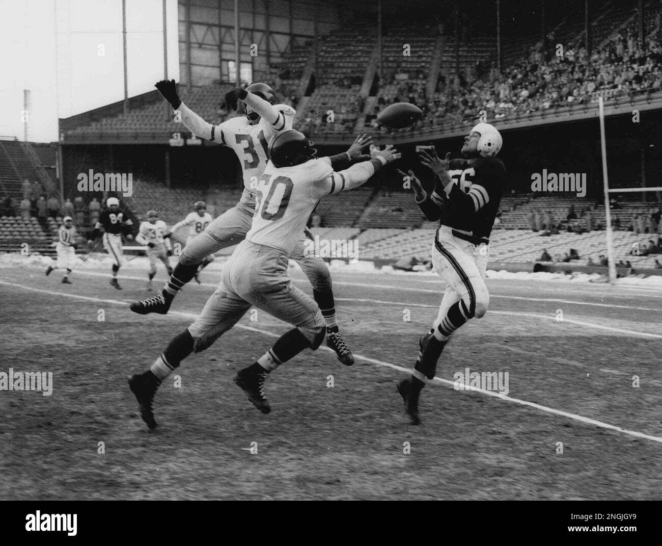 Cleveland Browns Dante Lavelli (56) tries to catch a pass between two Philadelphia  Eagles defenders, Dec. 16, 1951 in Philadelphia. (AP Photo Stock Photo -  Alamy