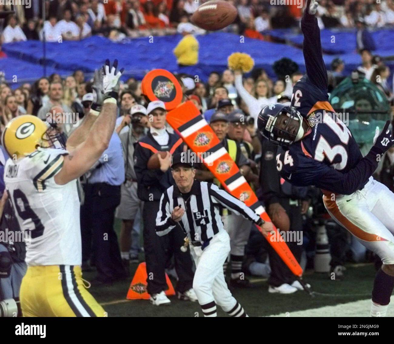 Green Bay Packers' Mark Chmura reaches for a touchdown pass despite  defensive efforts by Denver Broncos' Tyrone Braxton during the second half  of Super Bowl XXXII at San Diego's Qualcomm Stadium Sunday