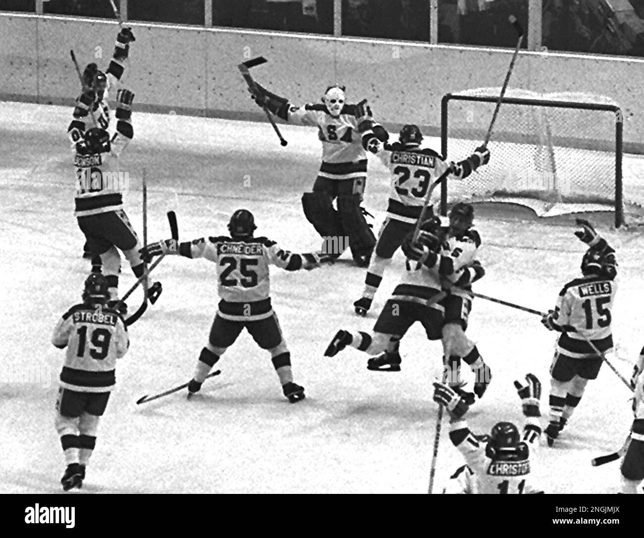 The 1980 U.S. Olympic hockey team members celebrate after their upset ...