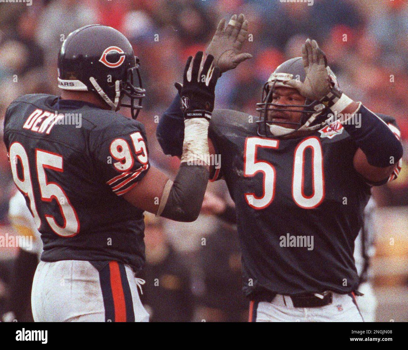 Chicago Bears linebacker Mike Singletary (50) is congratulated by