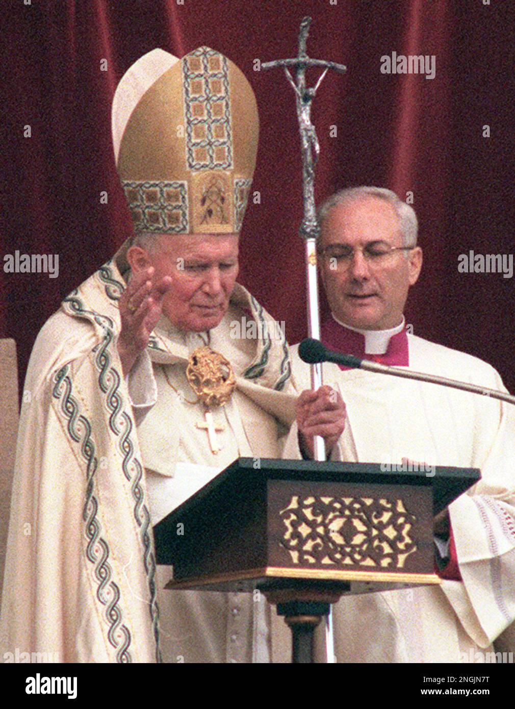 Pope John Paul II delivers his traditional ''Urbi et Orbi'' (Latin for