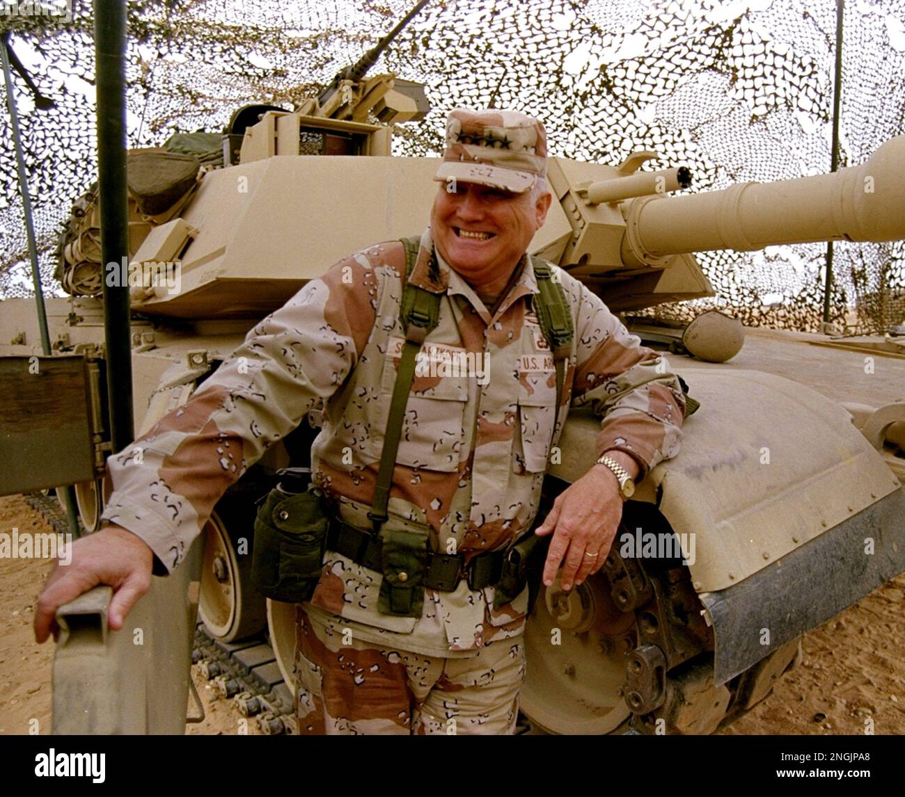 Gen H Norman Schwarzkopf Is Shown At Ease With His Tank Troops At   Gen H Norman Schwarzkopf Is Shown At Ease With His Tank Troops At Operation Desert Storm In Saudi Arabia January 12 1991 Ap Photobob Daugherty 2NGJPA8 