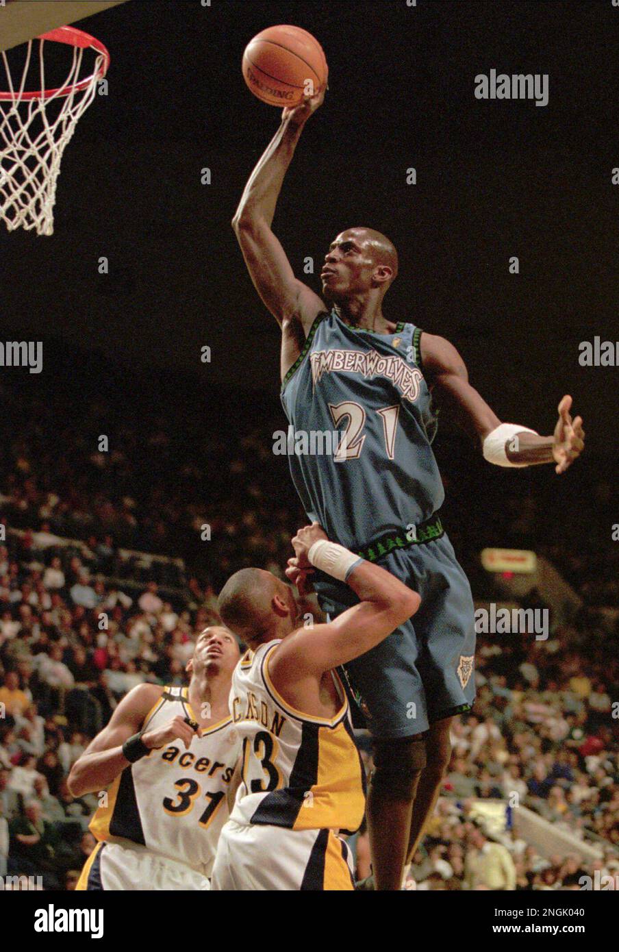 Kevin garnett timberwolves dunk hi-res stock photography and images - Alamy