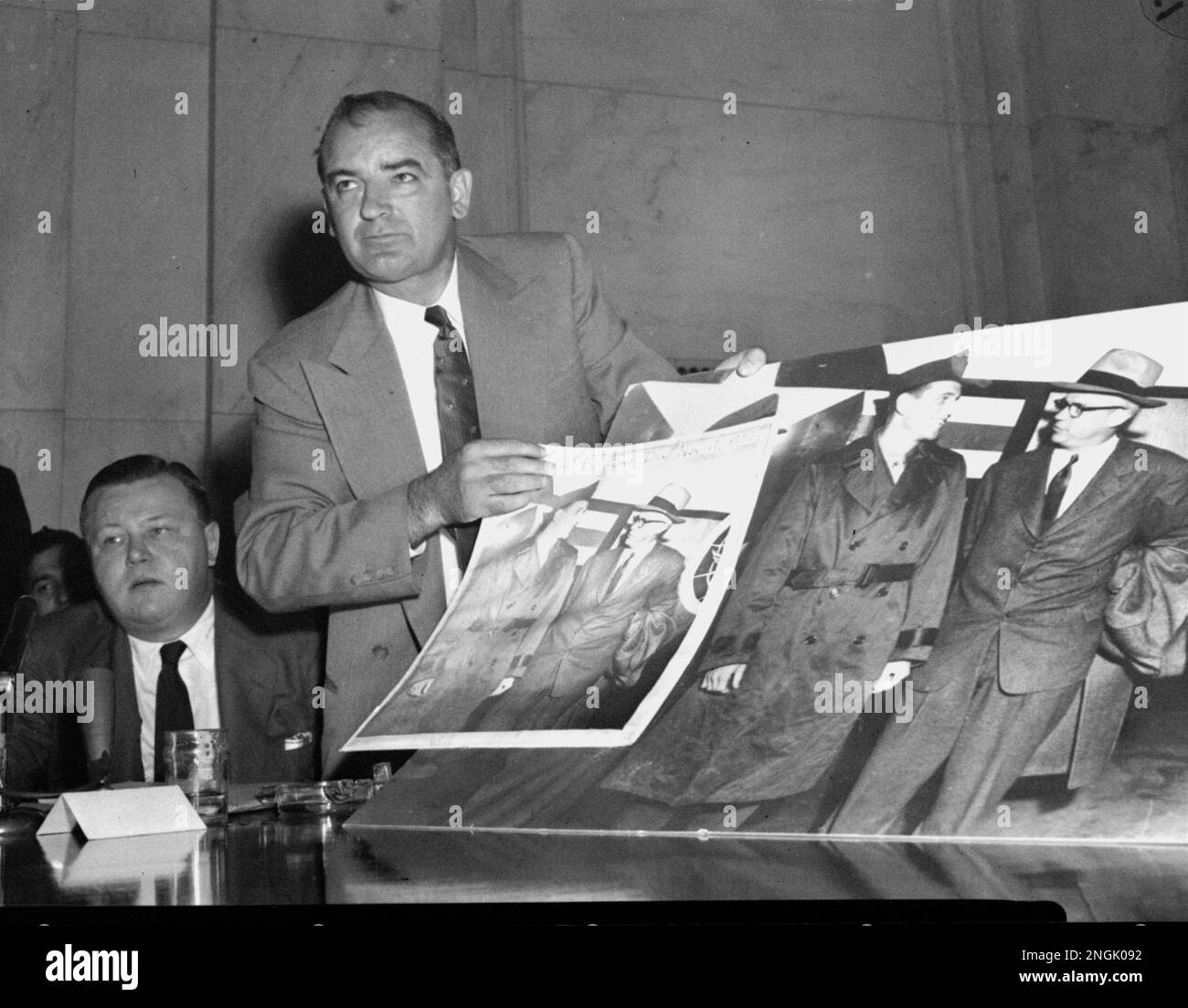 https://c8.alamy.com/comp/2NGK092/senator-joseph-mccarthy-key-figure-in-the-army-dispute-hearings-in-washington-discusses-a-controversial-photograph-of-army-secretary-stevens-and-pvt-g-david-schine-on-april-27-1954-the-senator-was-answering-charges-that-the-photo-foreground-submitted-as-an-exhibit-at-the-hearings-had-been-altered-ap-photowilliam-j-smith-2NGK092.jpg